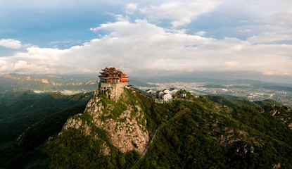 浙江臺州溫嶺市的樓旗尖,是當(dāng)?shù)氐貥?biāo)性建筑,被稱為小布達(dá)拉宮。當(dāng)天爬到山頂,無人機頻頻被鷹騷擾,差點被叼走,還好有驚無險,可惜還是錯過了最美的朝霞。